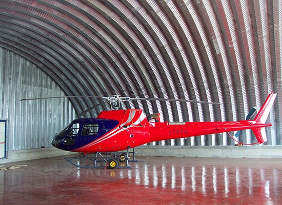 Hangar elicottero interno